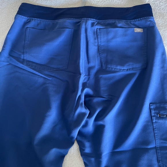 Figs Women's Scrub Set in Blue Rafaela M and Zamora L Petite - Picture 6 of 10